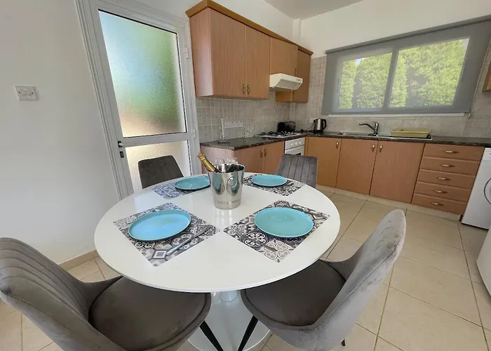 Scarlett, Ayia Thekla Willa