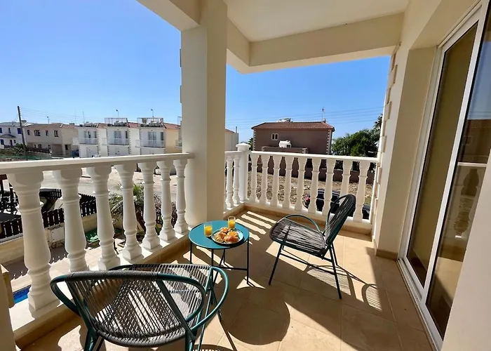 Willa Scarlett, Ayia Thekla