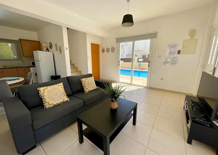 Willa Scarlett, Ayia Thekla