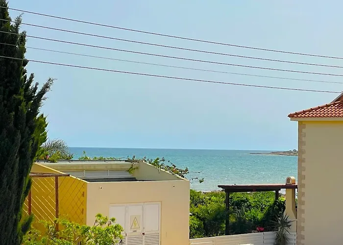 Scarlett, Ayia Thekla Willa *