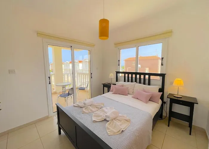 Scarlett, Ayia Thekla Willa *