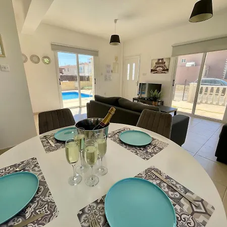 Scarlett, Ayia Thekla * أيا نابا